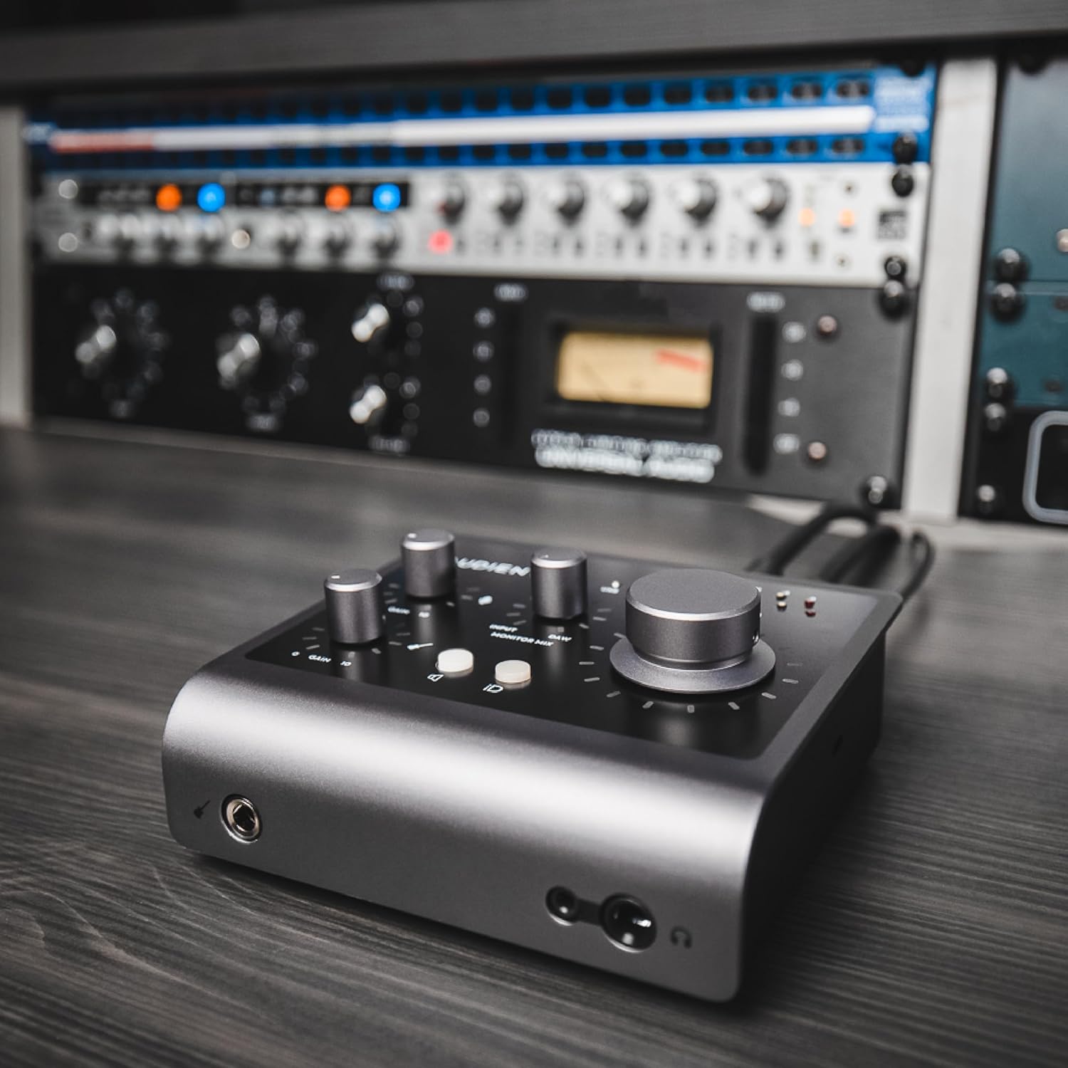 Audient iD4 (MKII) 2in/2out High-Performance USB 3.0 Audio Interface with Audient Console Mic Preamp, Dual Headphone Outputs, DI Instrument Input, ScrollControl Feature, & Free Software Bundle - Mac/Win/iOS Compatible - Image 5