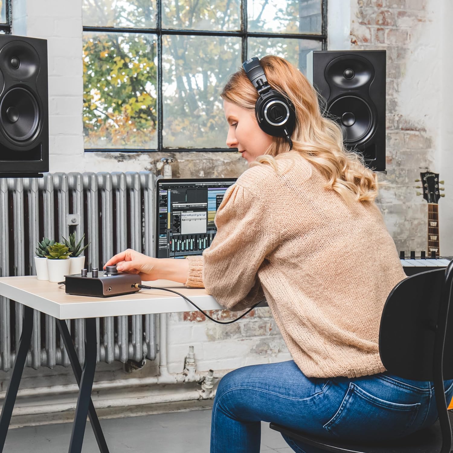 Audient iD4 (MKII) 2in/2out High-Performance USB 3.0 Audio Interface with Audient Console Mic Preamp, Dual Headphone Outputs, DI Instrument Input, ScrollControl Feature, & Free Software Bundle - Mac/Win/iOS Compatible - Image 4